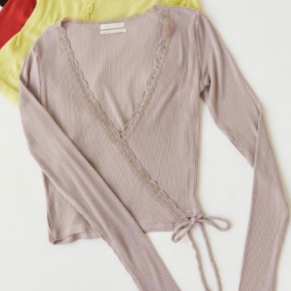 UO BNWT Ribbed Lace Trim Wrap Top SMALL - Picture 3 of 4